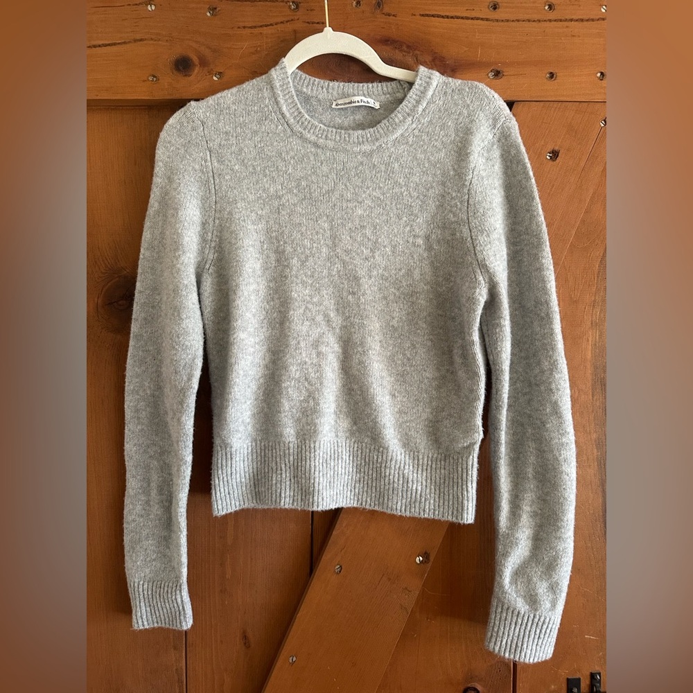 NWOT Women’s Abercrombie & Fitch Heather Gray Crewneck Sweater Sz M
